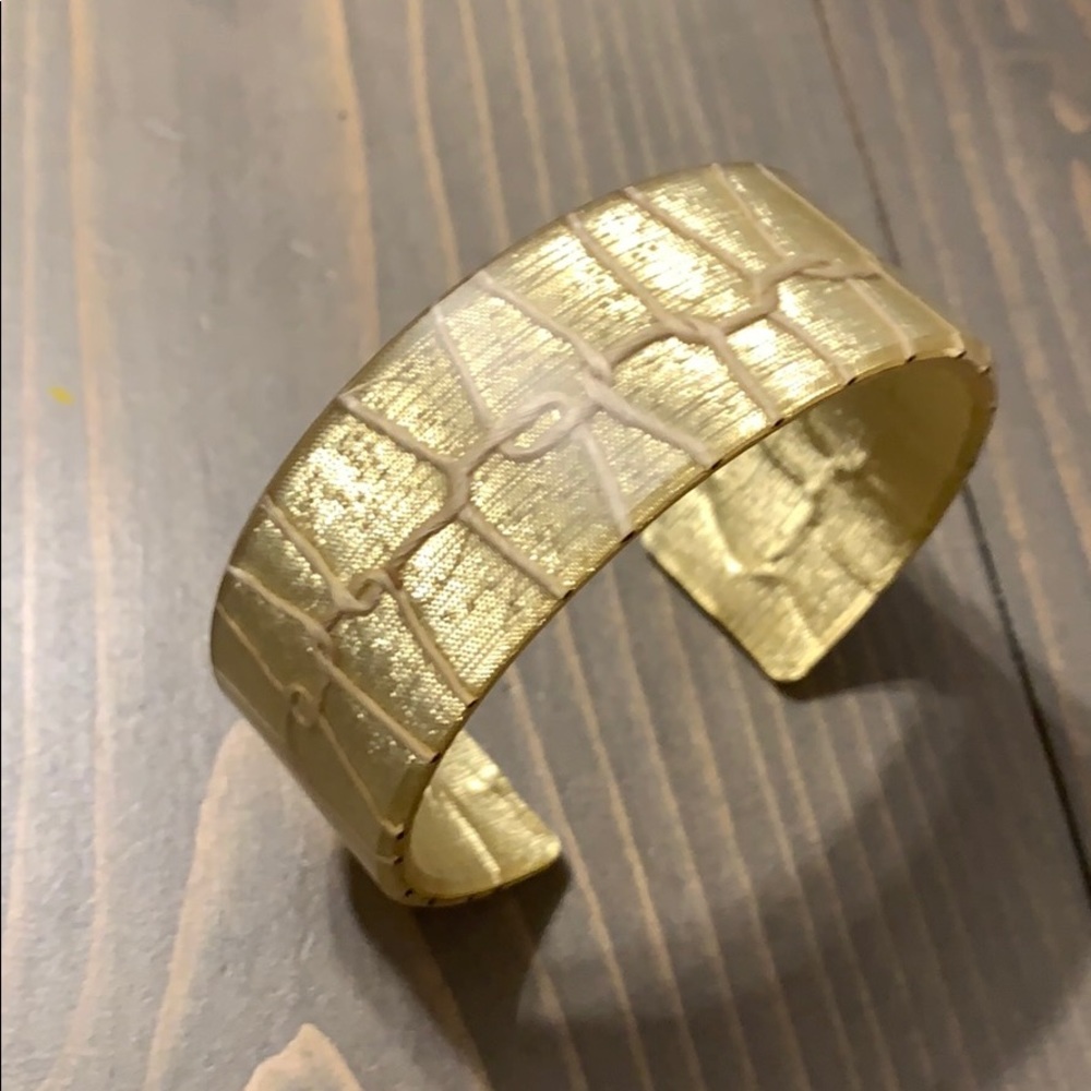 Colour by Amber Cuff. Gold with twine.